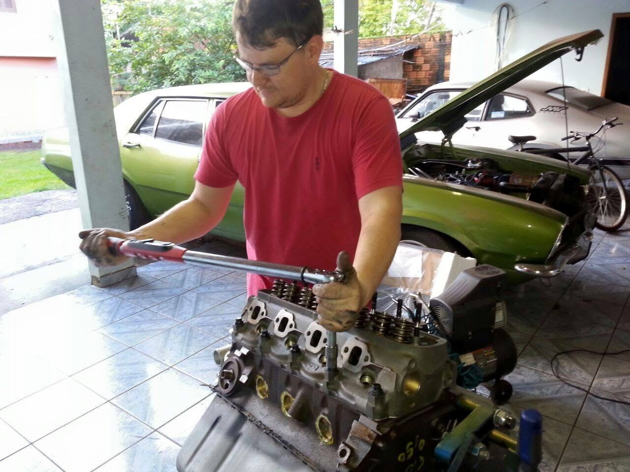 Mauricio montando um motor V8 no fundo de casa